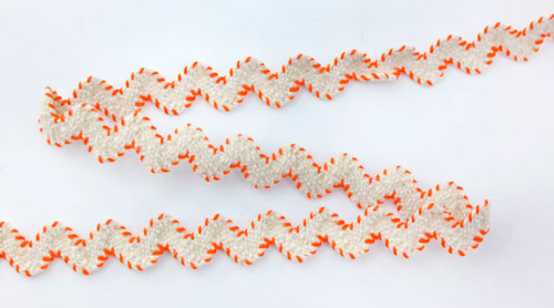 Фото тесьма-вьюнчик 15 мм льняной небеленый с оранжевой нитью на сайте ArtPins.ru