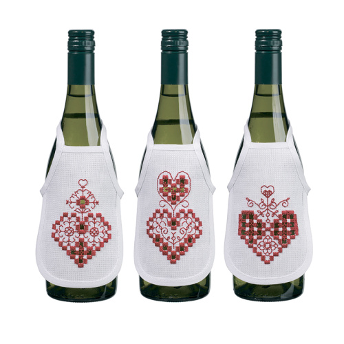 Набор для вышивания фартучков на бутылку в технике харгандер Красные сердечки Permin 78-0633 смотреть фото