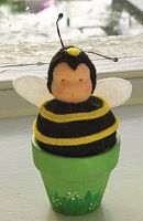 Набор для шитья вальдорфской куклы Пчелка в горшочке De Witte Engel A60700