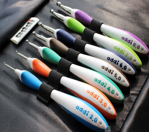Купить набор крючков для вязания с эргономичной пластиковой ручкой addiswing 640-2 дешево