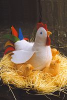 Набор для шитья вальдорфской игрушки Курица с тремя цыплятами De Witte Engel A26400
