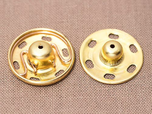 Фото кнопки пришивные металлические с защитой от коррозии hemline 420.18.g на сайте ArtPins.ru