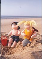 Набор для шитья вальдорфской куклы Дети на пляже De Witte Engel A41400